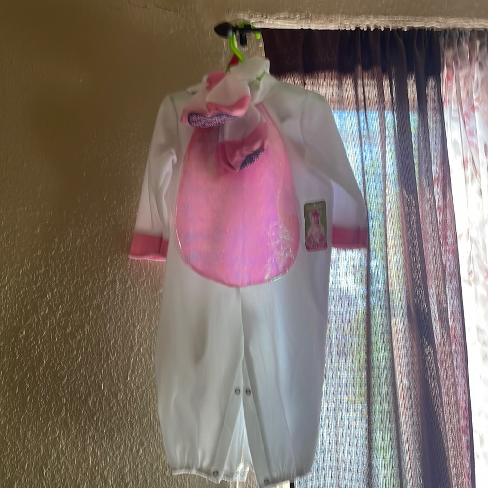 I am selling a unicorn custom for Halloween for a little girl